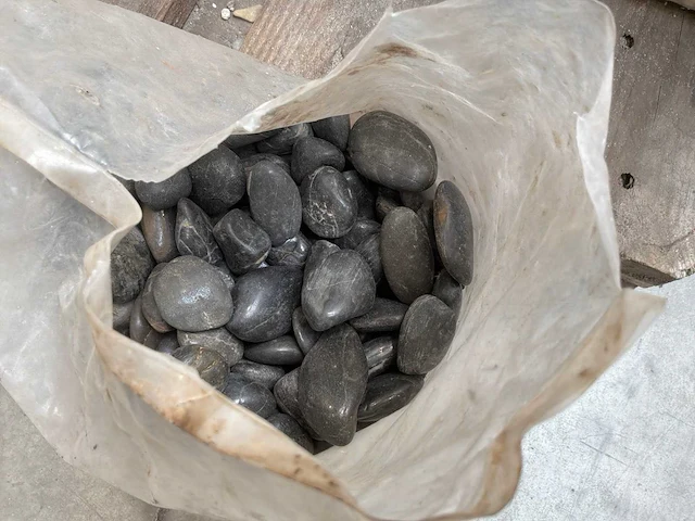 Diverse zakken siergrind (13x) - afbeelding 5 van  7