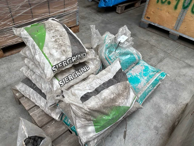 Diverse zakken siergrind (13x) - afbeelding 6 van  7