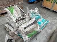 Diverse zakken siergrind (13x) - afbeelding 6 van  7