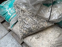 Diverse zakken siergrind (13x) - afbeelding 7 van  7