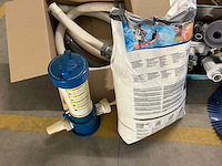 Diverse zwembad accessoires - intex filter glaszand, noppenfolie, koppelstukken, filters, slangen, zwembadzuigers, etc. - afbeelding 2 van  5