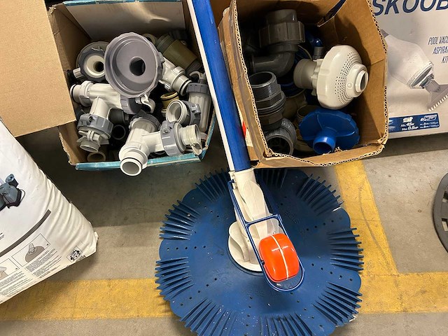 Diverse zwembad accessoires - intex filter glaszand, noppenfolie, koppelstukken, filters, slangen, zwembadzuigers, etc. - afbeelding 3 van  5