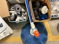 Diverse zwembad accessoires - intex filter glaszand, noppenfolie, koppelstukken, filters, slangen, zwembadzuigers, etc. - afbeelding 3 van  5