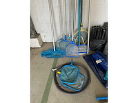 Diverse zwembad accessoires - winterdrijvers, zeilen, koppelstukken, slangen, borstels, stelen, etc. - afbeelding 2 van  7
