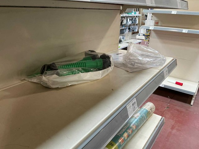 Diverse zwenkwielen en tuingereedschap - afbeelding 3 van  21
