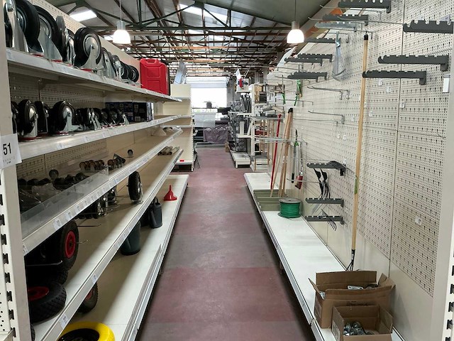 Diverse zwenkwielen en tuingereedschap - afbeelding 1 van  21