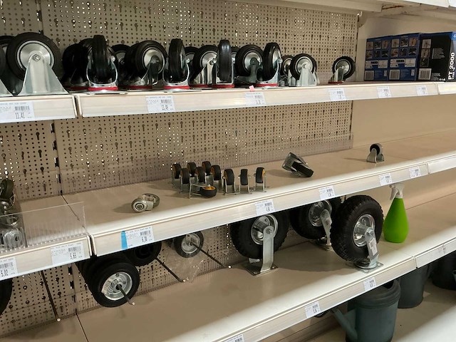 Diverse zwenkwielen en tuingereedschap - afbeelding 18 van  21