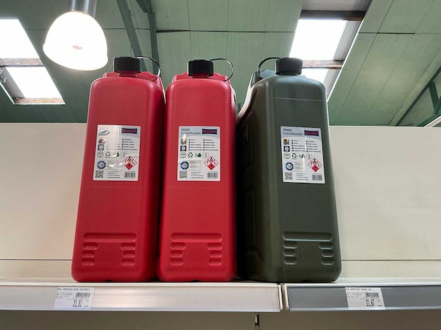 Diverse zwenkwielen en tuingereedschap - afbeelding 21 van  21