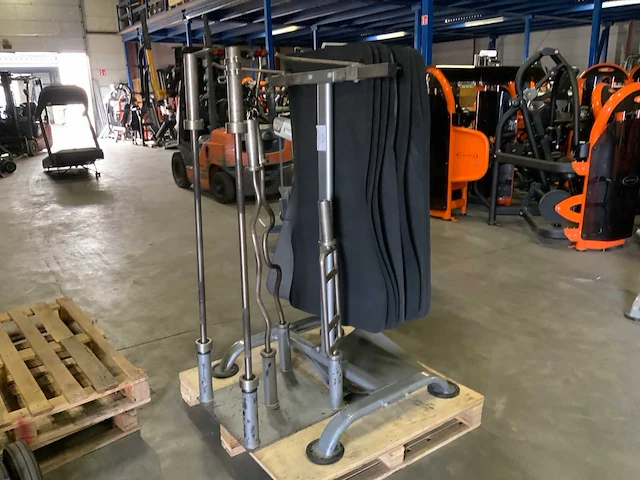 Diversen matten en 50mm stangen met rek krachtstation - afbeelding 1 van  4