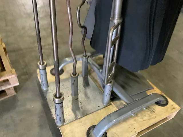Diversen matten en 50mm stangen met rek krachtstation - afbeelding 2 van  4