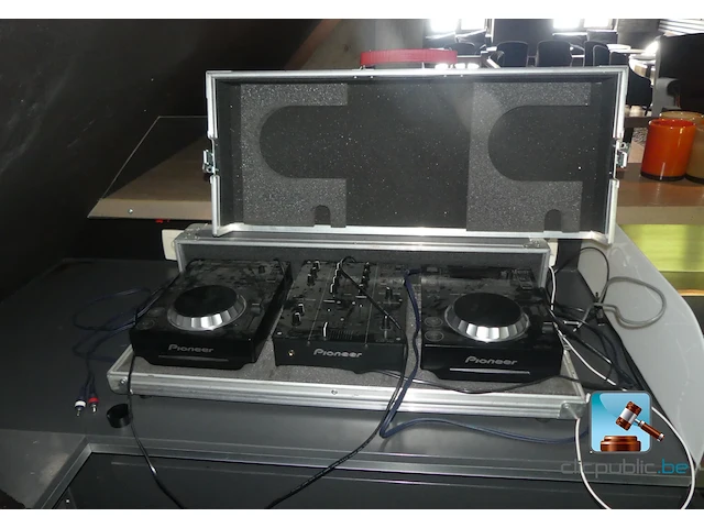 Dj-draaitafel met flightcase - afbeelding 1 van  10