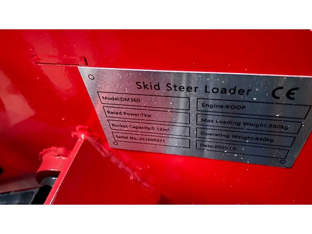 Dmht - dm360 - backhoe loader - 10-2025 - afbeelding 3 van  27