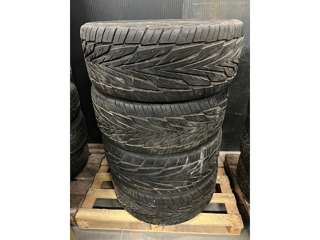 Dodge - car tyre - afbeelding 2 van  2