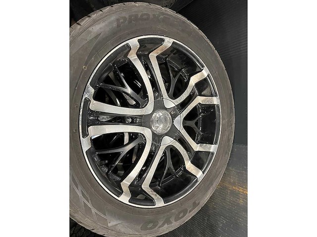 Dodge - car tyre - afbeelding 1 van  3