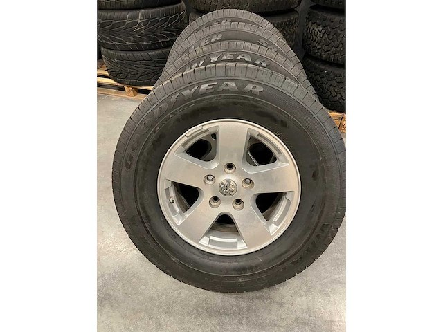 Dodge - velgen + banden - afbeelding 1 van  3