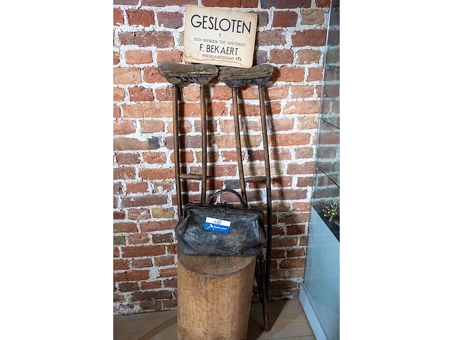 Dokterstas en krukken zonder boomstamsokkel - afbeelding 1 van  1