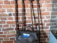 Dokterstas en krukken zonder boomstamsokkel - afbeelding 1 van  1