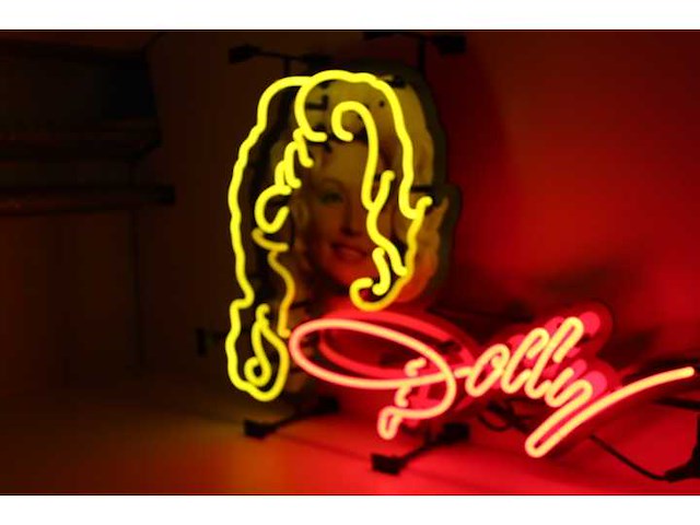 Dolly parton neon sign verlichting - afbeelding 2 van  2