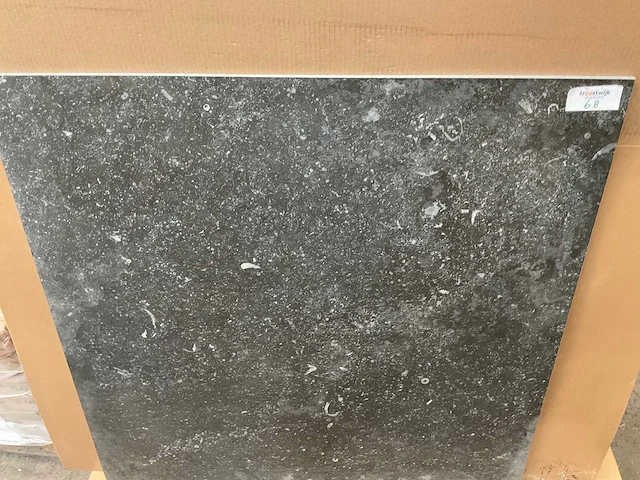 Dom vibes dark 90x90 cm tegel 32,4 m² - afbeelding 1 van  1