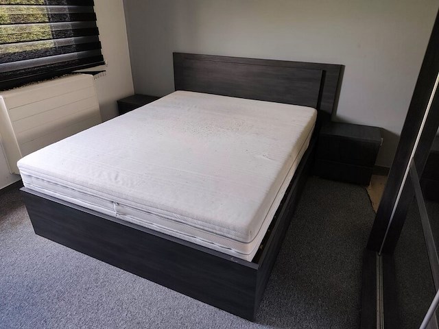 Donker bruin tweepersoonsslaapkamer bestaande uit tweepersoonsbed, 2 nachttafels, commode 3 laden, kleerkast 2 schuifdeuren met spiegel - afbeelding 2 van  14