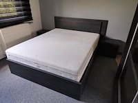 Donker bruin tweepersoonsslaapkamer bestaande uit tweepersoonsbed, 2 nachttafels, commode 3 laden, kleerkast 2 schuifdeuren met spiegel - afbeelding 2 van  14