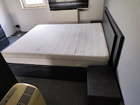 Donker bruin tweepersoonsslaapkamer bestaande uit tweepersoonsbed, 2 nachttafels, commode 3 laden, kleerkast 2 schuifdeuren met spiegel - afbeelding 3 van  14