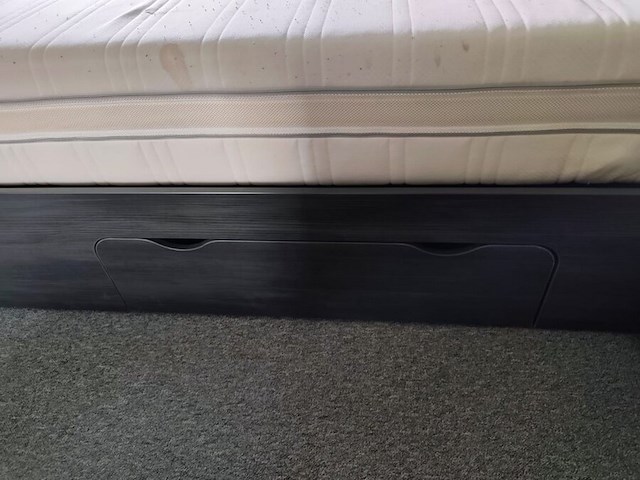 Donker bruin tweepersoonsslaapkamer bestaande uit tweepersoonsbed, 2 nachttafels, commode 3 laden, kleerkast 2 schuifdeuren met spiegel - afbeelding 4 van  14