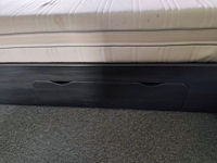 Donker bruin tweepersoonsslaapkamer bestaande uit tweepersoonsbed, 2 nachttafels, commode 3 laden, kleerkast 2 schuifdeuren met spiegel - afbeelding 4 van  14