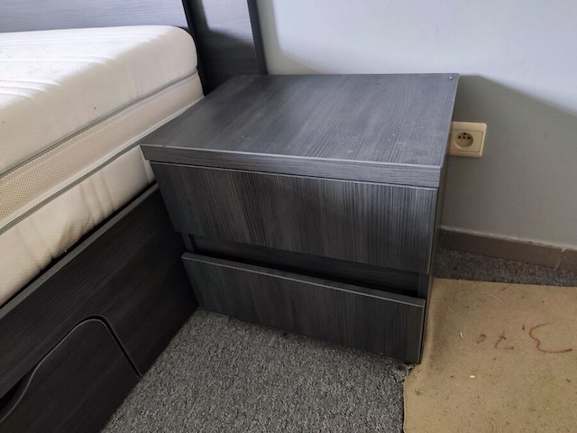 Donker bruin tweepersoonsslaapkamer bestaande uit tweepersoonsbed, 2 nachttafels, commode 3 laden, kleerkast 2 schuifdeuren met spiegel - afbeelding 5 van  14