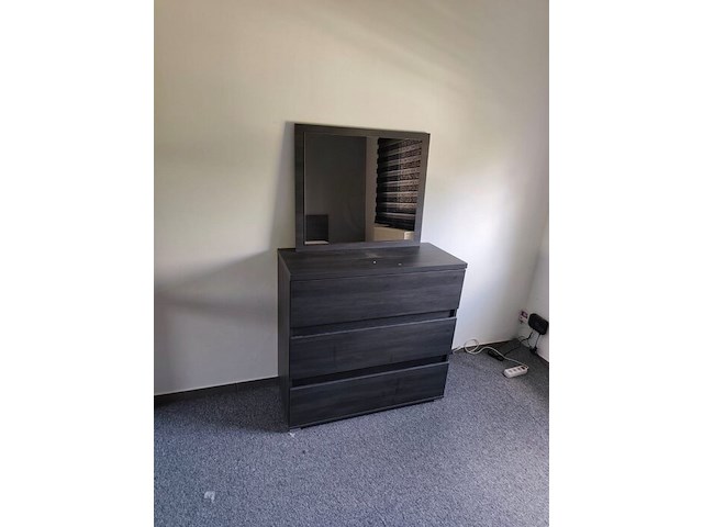 Donker bruin tweepersoonsslaapkamer bestaande uit tweepersoonsbed, 2 nachttafels, commode 3 laden, kleerkast 2 schuifdeuren met spiegel - afbeelding 6 van  14