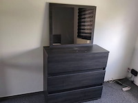 Donker bruin tweepersoonsslaapkamer bestaande uit tweepersoonsbed, 2 nachttafels, commode 3 laden, kleerkast 2 schuifdeuren met spiegel - afbeelding 6 van  14