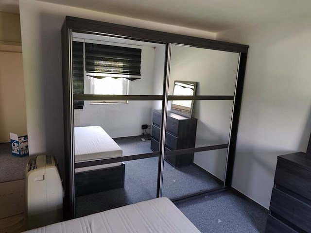 Donker bruin tweepersoonsslaapkamer bestaande uit tweepersoonsbed, 2 nachttafels, commode 3 laden, kleerkast 2 schuifdeuren met spiegel - afbeelding 1 van  14