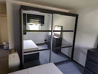 Donker bruin tweepersoonsslaapkamer bestaande uit tweepersoonsbed, 2 nachttafels, commode 3 laden, kleerkast 2 schuifdeuren met spiegel