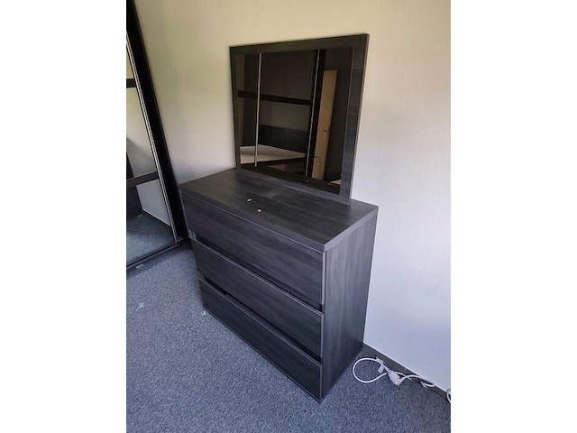 Donker bruin tweepersoonsslaapkamer bestaande uit tweepersoonsbed, 2 nachttafels, commode 3 laden, kleerkast 2 schuifdeuren met spiegel - afbeelding 7 van  14