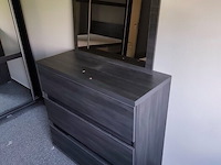 Donker bruin tweepersoonsslaapkamer bestaande uit tweepersoonsbed, 2 nachttafels, commode 3 laden, kleerkast 2 schuifdeuren met spiegel - afbeelding 7 van  14