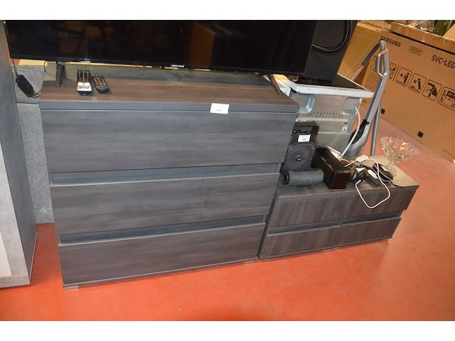 Donker bruin tweepersoonsslaapkamer bestaande uit tweepersoonsbed, 2 nachttafels, commode 3 laden, kleerkast 2 schuifdeuren met spiegel - afbeelding 8 van  14