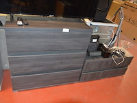 Donker bruin tweepersoonsslaapkamer bestaande uit tweepersoonsbed, 2 nachttafels, commode 3 laden, kleerkast 2 schuifdeuren met spiegel - afbeelding 8 van  14