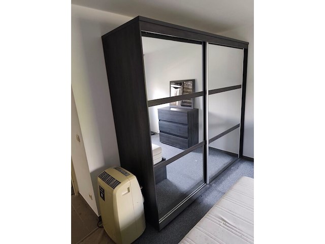 Donker bruin tweepersoonsslaapkamer bestaande uit tweepersoonsbed, 2 nachttafels, commode 3 laden, kleerkast 2 schuifdeuren met spiegel - afbeelding 9 van  14