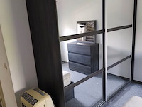 Donker bruin tweepersoonsslaapkamer bestaande uit tweepersoonsbed, 2 nachttafels, commode 3 laden, kleerkast 2 schuifdeuren met spiegel - afbeelding 9 van  14