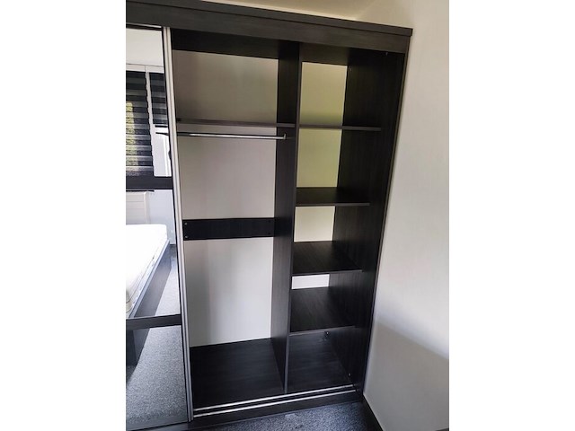 Donker bruin tweepersoonsslaapkamer bestaande uit tweepersoonsbed, 2 nachttafels, commode 3 laden, kleerkast 2 schuifdeuren met spiegel - afbeelding 10 van  14