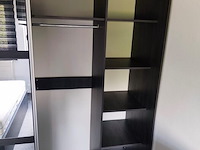 Donker bruin tweepersoonsslaapkamer bestaande uit tweepersoonsbed, 2 nachttafels, commode 3 laden, kleerkast 2 schuifdeuren met spiegel - afbeelding 10 van  14