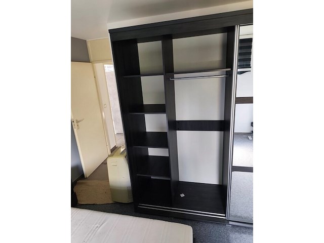 Donker bruin tweepersoonsslaapkamer bestaande uit tweepersoonsbed, 2 nachttafels, commode 3 laden, kleerkast 2 schuifdeuren met spiegel - afbeelding 11 van  14