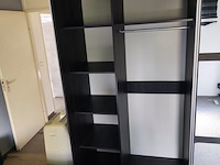 Donker bruin tweepersoonsslaapkamer bestaande uit tweepersoonsbed, 2 nachttafels, commode 3 laden, kleerkast 2 schuifdeuren met spiegel - afbeelding 11 van  14