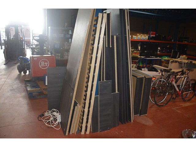 Donker bruin tweepersoonsslaapkamer bestaande uit tweepersoonsbed, 2 nachttafels, commode 3 laden, kleerkast 2 schuifdeuren met spiegel - afbeelding 12 van  14