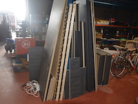 Donker bruin tweepersoonsslaapkamer bestaande uit tweepersoonsbed, 2 nachttafels, commode 3 laden, kleerkast 2 schuifdeuren met spiegel - afbeelding 12 van  14