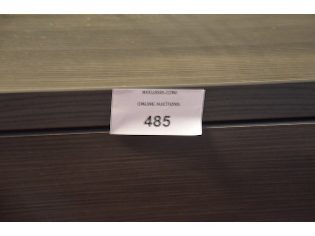 Donker bruin tweepersoonsslaapkamer bestaande uit tweepersoonsbed, 2 nachttafels, commode 3 laden, kleerkast 2 schuifdeuren met spiegel - afbeelding 13 van  14