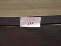 Donker bruin tweepersoonsslaapkamer bestaande uit tweepersoonsbed, 2 nachttafels, commode 3 laden, kleerkast 2 schuifdeuren met spiegel - afbeelding 13 van  14