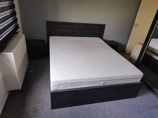 Donker bruin tweepersoonsslaapkamer bestaande uit tweepersoonsbed, 2 nachttafels, commode 3 laden, kleerkast 2 schuifdeuren met spiegel - afbeelding 14 van  14