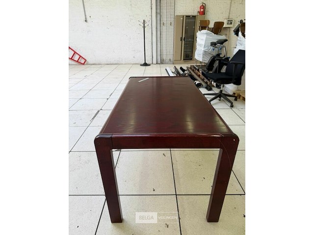 Donkerkleurige tafel - afbeelding 1 van  3