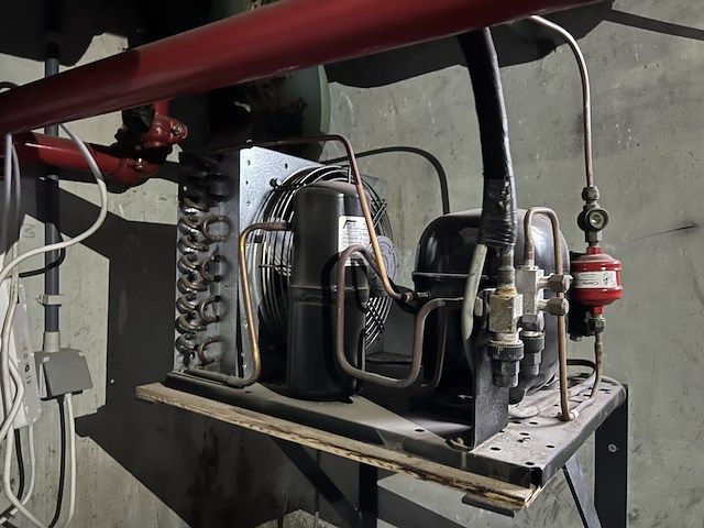 Doorgeeffrigo voor dranken + lademeubel - afbeelding 4 van  6
